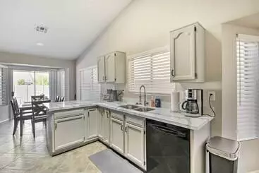 Mökkimajoitus Gilbert Home W/ Private Pool & Putting Green!