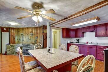 קוטג'' Hammondsport Home: Keuka Lake Views & Hiking!