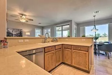 Mökkimajoitus San Tan Valley Home W/ Pool Access & Golf View!