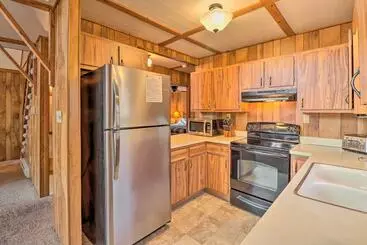 コテージ Lake Harmony Access: Home W/ Game Room + Fire Pit!
