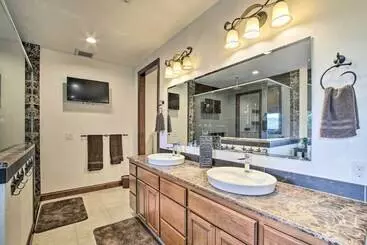 Mökkimajoitus Luxe Coos Bay Escape W/ Patio + River Views!