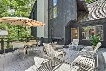 Mökkimajoitus Luxe Plymouth Chalet W/ Indoor Pool & 3 Decks!