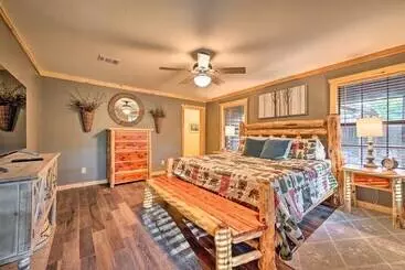 Mökkimajoitus Broken Bow Retreat On 2 Acres W/ Hot Tub & Deck!