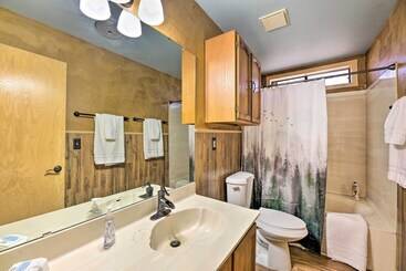 کلبه Rustic Pinetop Golf Course Home W/ Deck & Yard!