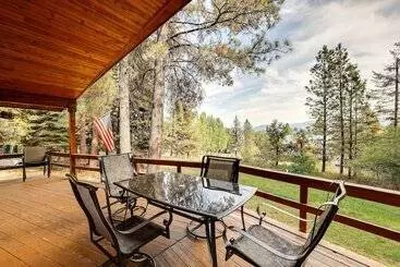 コテージ Upscale Cabin W/ Mountain Views + Large Game Room!