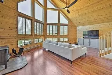 コテージ Chalet Style Pine Cabin W/ Wraparound Deck & Views