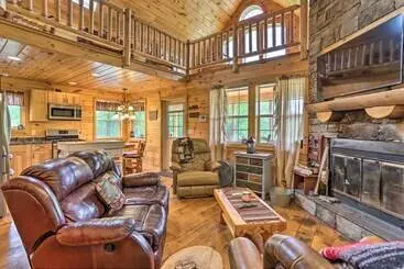 Mökkimajoitus Porch, Fire Pit + Valley Views: Blakely Cabin!