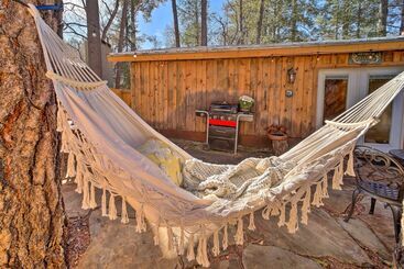 بيت ريفى Cozy Cabin Retreat W/ Patio & Fenced Yard