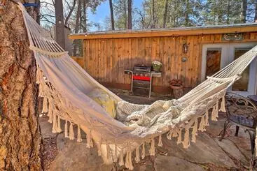 Mökkimajoitus Cozy Cabin Retreat W/ Patio & Fenced Yard