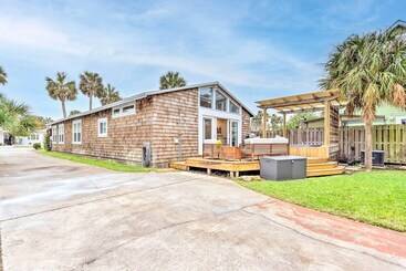 Сельский дом Modern Jacksonville Beach Retreat W/ Hot Tub!