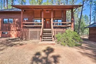 Mökkimajoitus Deck, Games & Fire Pit: Modern Pine Cabin!