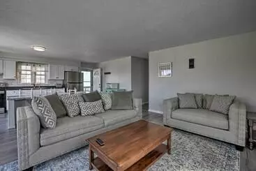 Mökkimajoitus Oak Island Beach Abode W/ Deck: Walk To Shore!