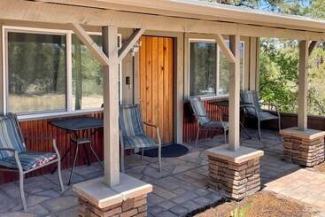 کلبه Quiet Home W/ Deck & Mtn Views ~ 3 Mi To Prescott