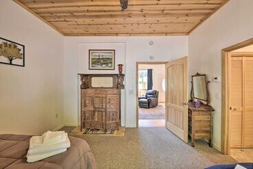 茅舍 Secluded Camp Connell Home W/ Deck + Fireplace!