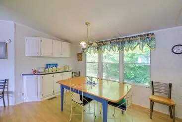 Mökkimajoitus Serene Home: 2 Decks, 3 Mi To Blue Ridge Pkwy