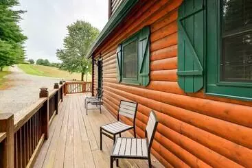 Mökkimajoitus Gated Community W/ Perks: Cozy Sparta Cabin!