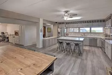 Mökkimajoitus Spacious, Scenic Wagner Haven W/ River Access