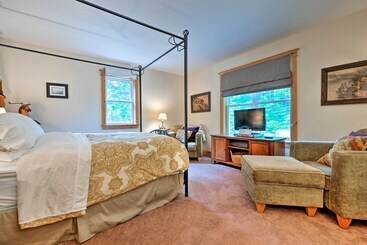 Waterfront Great Pond Cottage W/ Hot Tub & Deck!