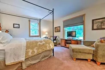 Waterfront Great Pond Cottage W/ Hot Tub & Deck!