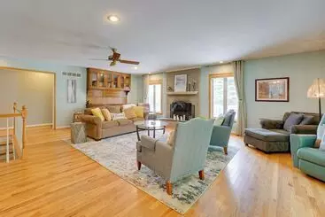 Mökkimajoitus Charming Home W/ Pool + Deck ~ 9 Mi To Umich!