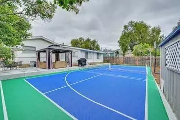 Mökkimajoitus Updated Poway Farmhouse: Walk To Parks!