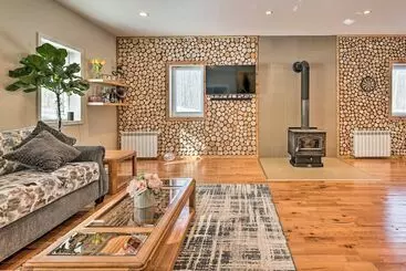 Mökkimajoitus Chic, Cozy Home W/ Game Room In The Poconos!