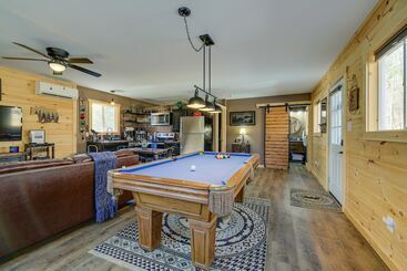 Сельский дом Cozy Tennessee Cabin W/ Hot Tub & Pool Table!