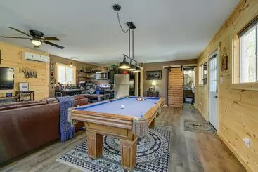 コテージ Cozy Tennessee Cabin W/ Hot Tub & Pool Table!