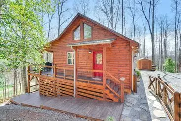 Mökkimajoitus Dog Friendly Cabin W/ Fire Pit & Hot Tub!