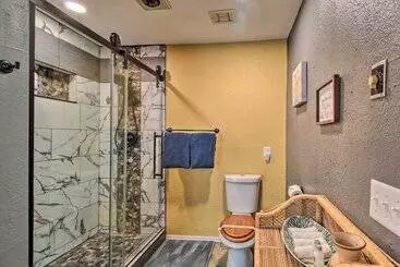 Mökkimajoitus Hike & Unwind: Lakeside Home W/ Fire Pit!