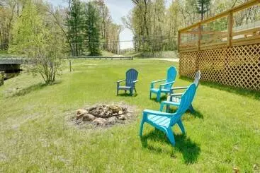 Mökkimajoitus Grant Home W/ Fire Pit: Hess Lake Access Nearby!