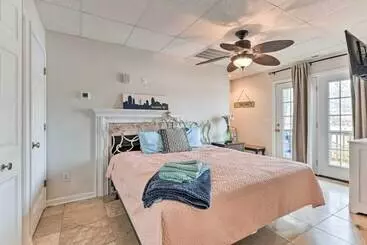 Mökkimajoitus Lakefront Lexington House W/ Spacious Deck!