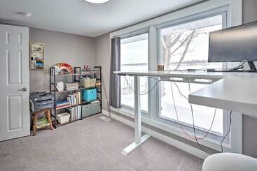 별장 Lakeside Retreat W/ Office & Stunning Views!