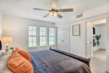 コテージ Spacious Lakefront Home W/ Fire Pit & Fun Barn!