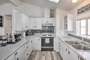 کلبه Peaceful Bullhead City Home W/ Patio & Pool!