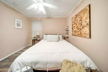 Mökkimajoitus Pet Friendly Mayfield Heights Vacation Rental!