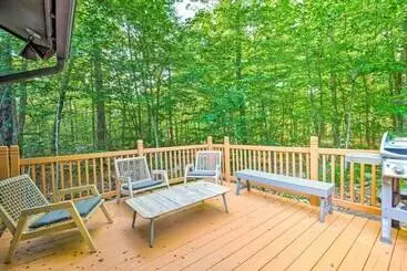 Mökkimajoitus Pet Friendly Pocono Pines Rental W/ Hot Tub!
