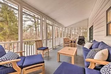 Mökkimajoitus Pocono Pines Family Home W/ Private Hot Tub!