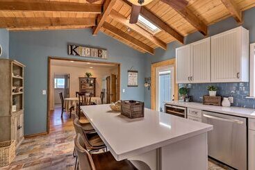 کلبه Prescott Cabin W/ Deck & Mtn Views: 4 Mi Downtown!