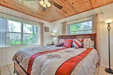 Dom wiejski Rainbow River Oasis W/ Kayaks + Furnished Sunroom!