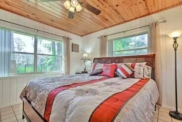 Mökkimajoitus Rainbow River Oasis W/ Kayaks + Furnished Sunroom!