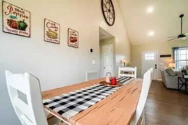 Mökkimajoitus Near State Parks & Dtwn: Quaint Sparta Home!