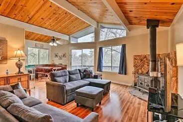 Mökkimajoitus Sonora Cabin W/ Deck + Private Yard!