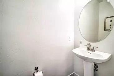 Mökkimajoitus Spacious Bellemont Cabin W/ Jacuzzi + Mtn View!