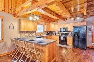 Mökkimajoitus Modern Cabin W/ Grill Near Golf & Bass Fishing!