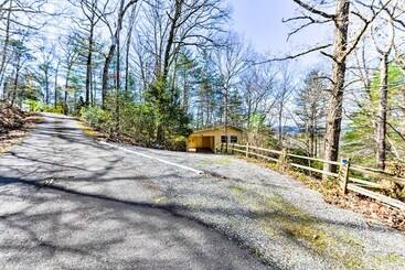 بيت ريفى Franklin Cabin: Deck With Smoky Mountain Views!