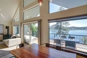 Mökkimajoitus Loon Lake Waterfront Retreat: 2 Decks & Dock!