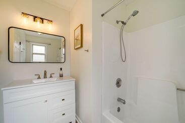 بيت ريفى Peaceful Candler Cabin W/ Private Hot Tub!