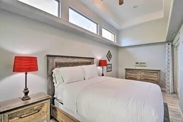 Mökkimajoitus Luxe Phoenix Home: Desert Butte View & Heated Pool