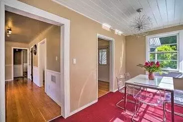 Mökkimajoitus Sun Dappled Retreat: Walk To Restaurants!